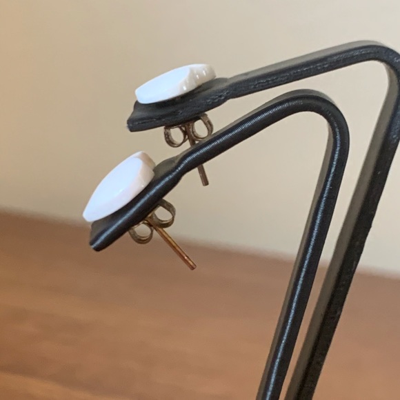 Carved Shell Heart Earrings - Picture 3 of 3